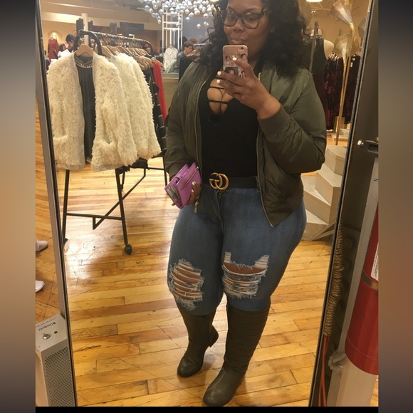 Super distressed jeans !!! 2 in medium wash and 1 in light wash - Picture 5 of 8